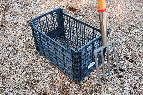 Harvest crate and digging fork