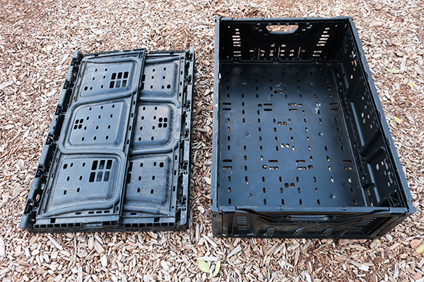 Two harvest crates, one folded and one assembled.